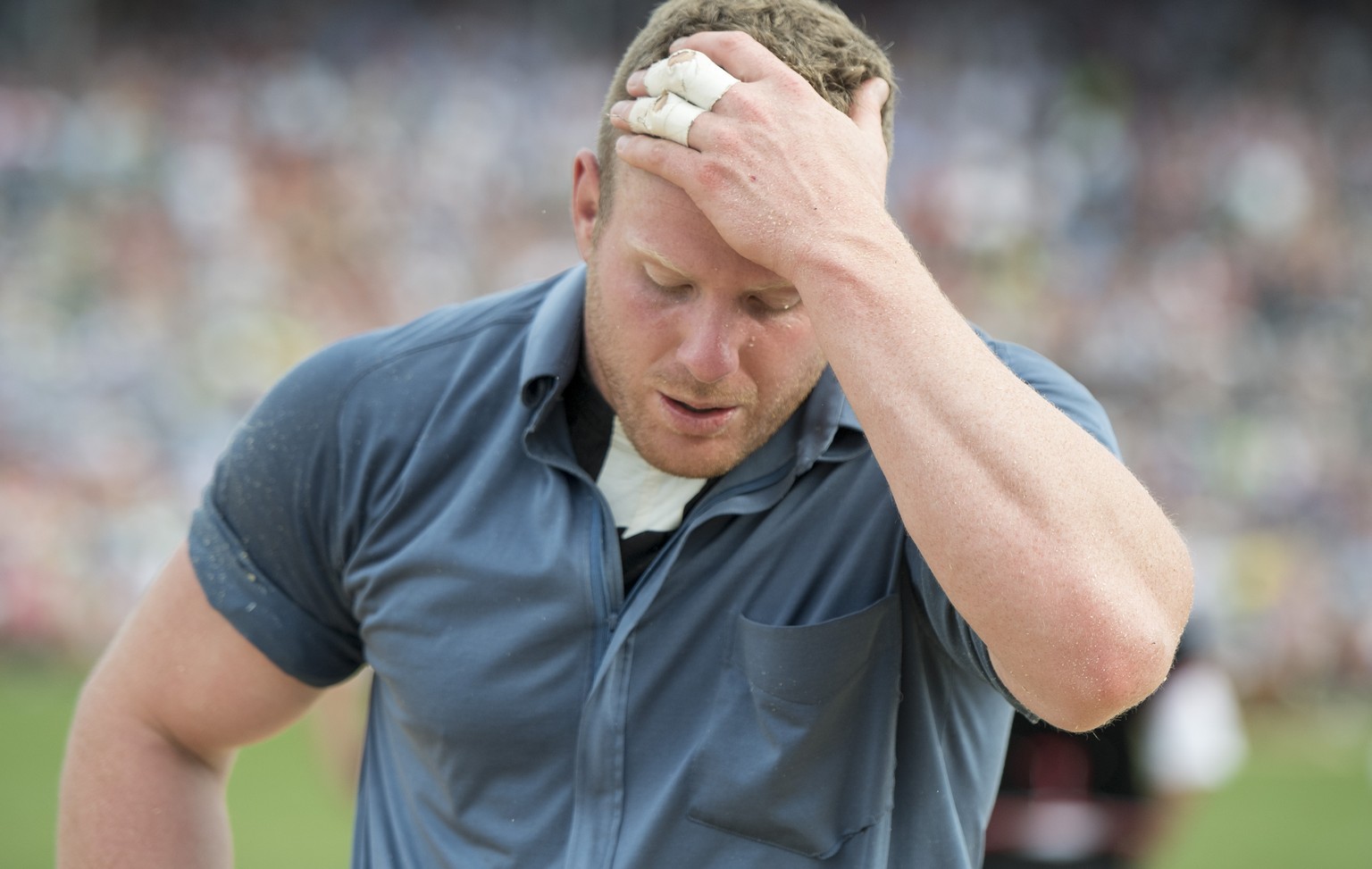 Matthias Glarner feiert seinen Sieg nach dem Schlussgang beim Eidgenoessischen Schwing- und Aelplerfest (ESAF) Estavayer 2016 in Payerne, am Sonntag, 28. August 2016. (KEYSTONE/Urs Flueeler)