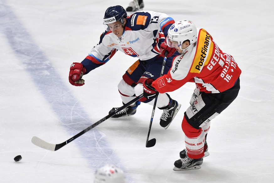 epa05619690 Switzerland’s Patrick Geering (R) fights for the puck against Slovakia’s Bruno Mraz during the Ice Hockey Deutschland Cup match Switzerland vs Slovakia at the Curt-Frenzel-Eisstadion in Au ...
