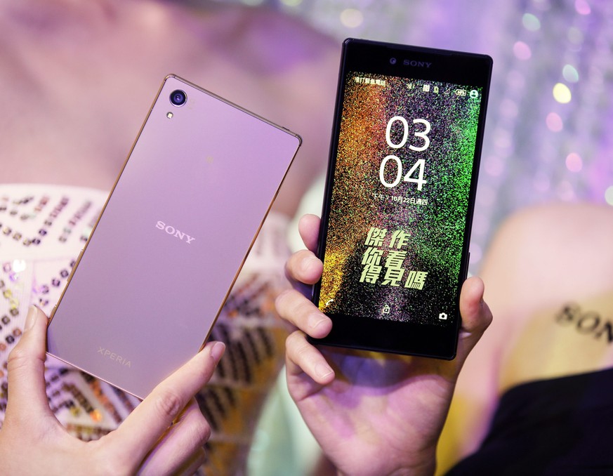 epa04988429 Models hold Sony Xperia Z5 premium smartphones during its product launching in Taipei, Taiwan, 22 October 2015. Sony Xperia Z5 claims to have the worlds highest camera resolution with 23 m ...
