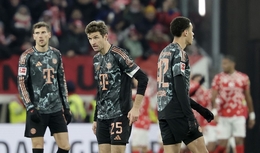 Nachrichten Linkding epa11776835 Thomas Mueller of Munich (C) reacts during the German Bundesliga soccer match between 1. FSV Mainz 05 and FC Bayern Munich in Mainz, Germany, 14 December 2024. EPA/RONALD WITTEK CONDITIONS ...