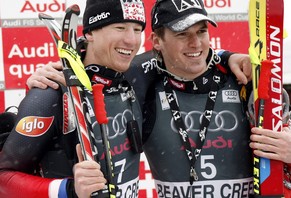 2005: Lanzinger mit Sieger Hannes Reichelt (links). In Beaver Creek fährt er als Dritter das einzige Mal in seiner ersten Karriere auf ein Weltcup-Podest.