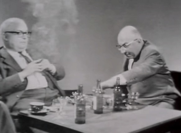Von Deutschland lernen heisst, trinken lernen: Friedrich Dürrenmatt (links) geniesst Bier und Tabak vor der Kamera.