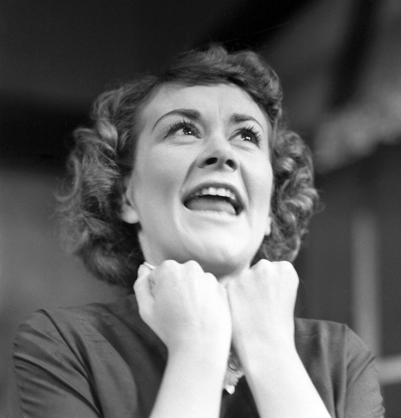 Nachrichten Linkding FILE - Actress Joan Plowright is shown during a dress rehearsal for the play Roots at the Royal Court Theatre in London, on June 28, 1960. The play, second of the Wesker trilogy, was presented by the  ...