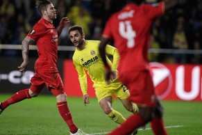 Adrian Lopez (Mitte) dreht ab nach dem Siegestreffer im Hinspiel in Villarreal.