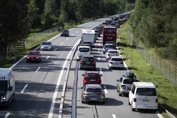 Der Rueckreiseverkehr nach den Sommerferien staut sich auf der A13 in Fahrrichtung Norden, aufgenommen am Samstag, 6. August 2022, in Cazis. Die Durchfahrt durch mehrere Doerfer ist versuchsweise gesp ...