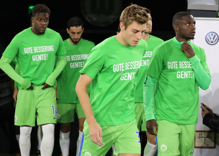 epa06214207 Wolfsburg&#039;s players wear shirts with the inscription &#039;Gute Besserung, Gente!&#039; (&#039;Get well soon&#039; as a tribute to Stuttgart&#039;s Christian Gentner who was injured i ...