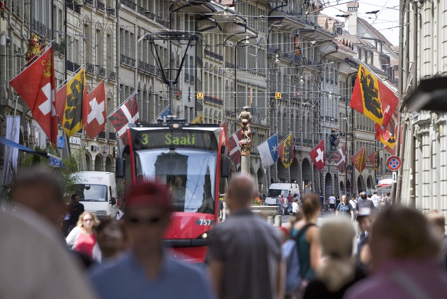 Das Tram Nummer 3 faehrt am 25. Mai 2007 durch die Marktgasse in Bern. (KEYSTONE/Martin Ruetschi)

The tram number 3 drives through the Marktgasse lane to the last stop Saali in Berne, Switzerland, pi ...