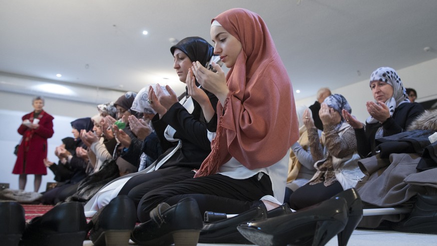 Musliminnen beten in der Moschee im Haus der Religionen, am Tag der offiziellen Eroeffnung des Hauses der Religionen, am Sonntag, 14. Dezember 2014 in Bern. Das Haus der Religionen soll von religioese ...