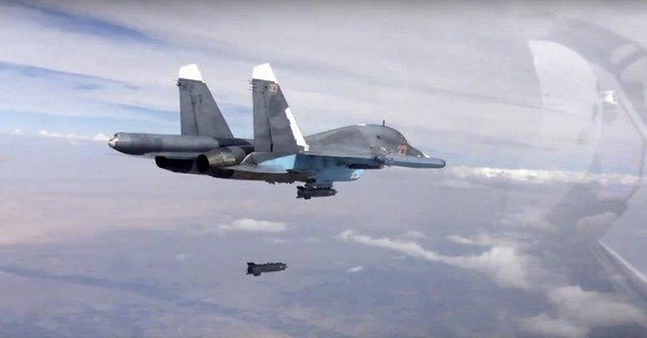 Geschichte wiederholt sich: Eine Su-34 wirft 2015 lasergelenkte «Präzisionsbomben» ab. Das Foto ist am 9. Oktober veröffentlicht worden..
