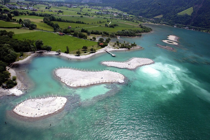 Luftaufnahme der Bade-Inseln im Reussdelta am Urnersee bei Flueelen am Freitag, 17. Juni 2005. Das Projekt Seeschuettung im Reussdelta ist vollendet. Drei der aufgeschuetteten Inseln koennen ab Ende J ...
