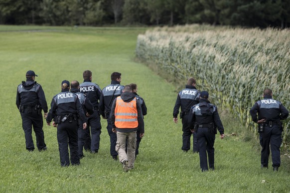 Die Polizei sucht in einem Feld nach einem 14-jaehrigen Maedchen, auf der Maenziwilegg, am Donnerstag, 14. September 2017, in Utzigen, Gemeinde Vechigen bei Bern. Das Maedchen gilt seit gestern Abend  ...