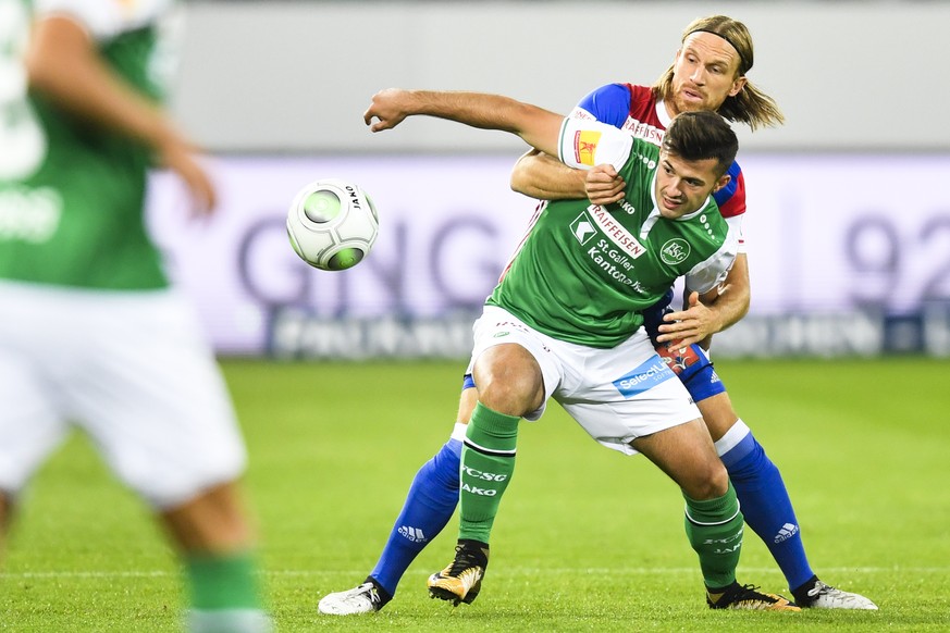 Basels Michael Lang, links, gegen den St. Galler Albian Ajeti, im Fussball Super League Spiel zwischen dem FC St. Gallen und dem FC Basel, am Mittwoch, 20. September 2017, im Kybunpark in St. Gallen.  ...