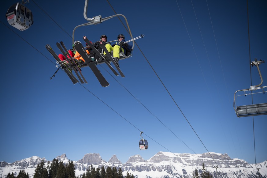 ZUR MELDUNG DES FORSCHUNGSSTELLE KOF, DASS DER TOURISMUS DIESEN WINTER UM 0,6 PROZENT WASCHSEN SOLL, STELLEN WIR IHNEN AM MITTWOCH, 26. OKTOBER 2016, FOLGENDES ARCHIVBILD ZUR VERFUEGUNG - Skifahrer la ...