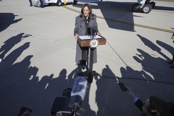 Nachrichten Linkding Democratic presidential nominee Vice President Kamala Harris speaks to the media after walking off Air Force Two in Madison, Wis., Friday, Nov. 1, 2024. (AP Photo/Charles Rex Arbogast)
Kamala Harris