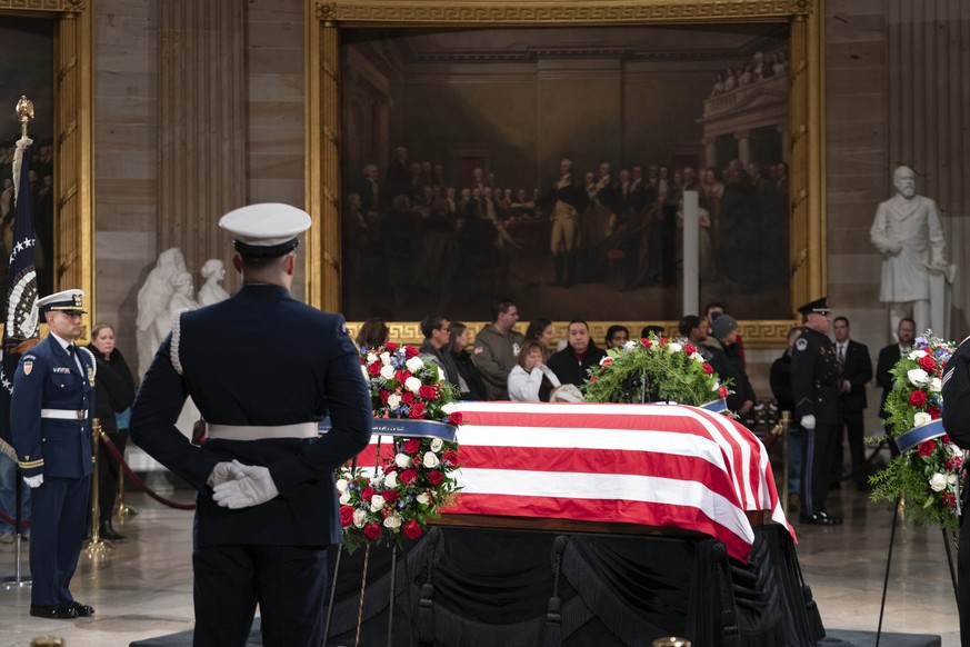 Nachrichten Linkding Mourners look at the flag-draped casket of former President Jimmy Carter as he lies in state in the Capitol, Tuesday, Jan. 7, 2025, in Washington. Carter died Dec. 29 at the age of 100. (AP Photo/Jose ...