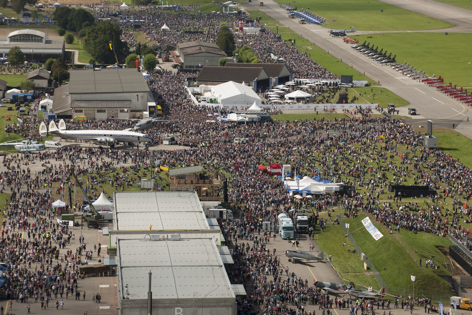 Air-14-Besucher am Samstag auf dem Gelände beim Flugplatz Payerne.