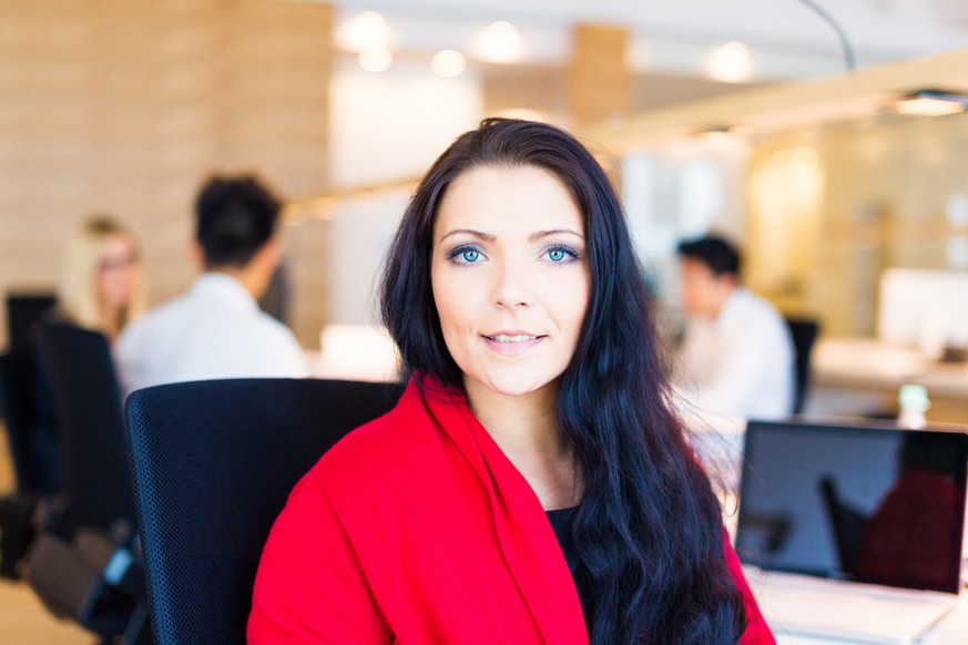 Frau im Büro, dunkle Haare