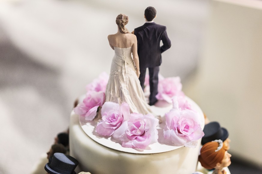 A wedding cake with the bridal couple from a 3D-printer at the wedding exhibition in Zurich, Switzerland, pictured on January 9, 2016. (KEYSTONE/Christian Beutler)

Das Hochzeitspaar aus dem 3d Druc ...