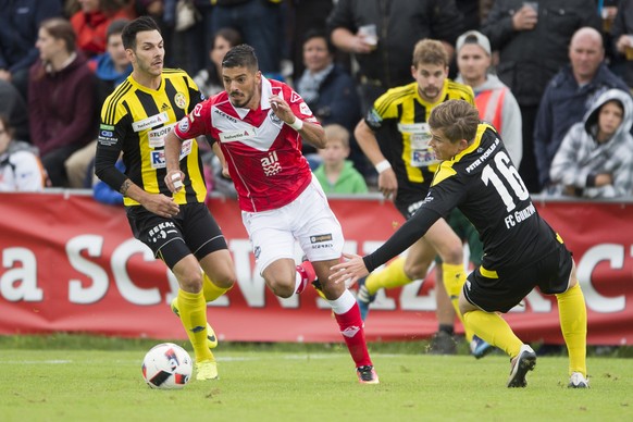 Ofir Mizrachi, Mitte, von Lugano im Spiel gegen Thimo Fleischli, rechts, von Gunzwil, waehrend des 1/16 Final Fussball Cup Spiels zwischen dem FC Gunzwil und FC Lugano, am Samstag, 17. September 2016, ...