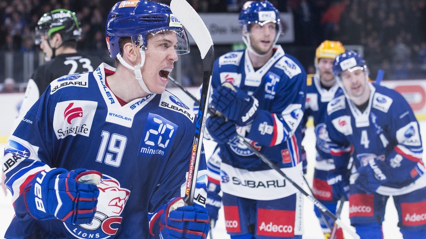 Zuerichs Reto Schaeppi, links, feiert das 1-0, im dritten Eishockey Playoff-Viertelfinalspiel der National League A zwischen den ZSC Lions und dem HC Lugano, am Donnerstag, 9. Maerz 2017, im Hallensta ...