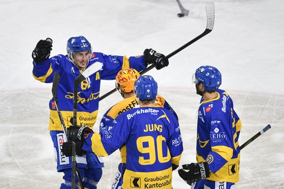 Die Davoser mit Assist Marc Wieser, links, und 1-1 Torschuetze Perttu Lindgren, Mitte, bejubeln dessen Tor, beim Eishockey-Qualifikationsspiel der National League A zwischen dem HC Davos und dem Lausa ...