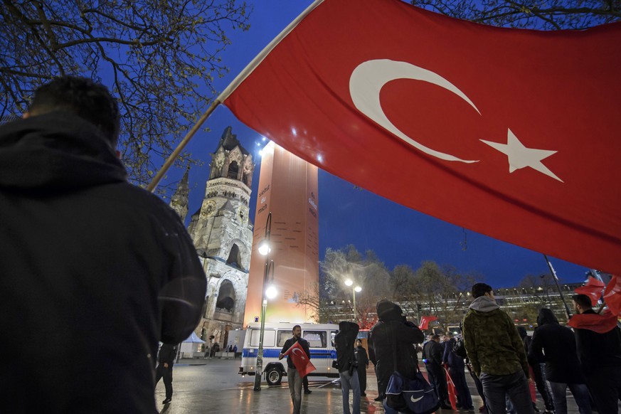 epa05911551 People with Turkish flags gather during a spontaneously appearing motorcade in front of the Kaiser Wilhelm Memorial Church (Gedaechtniskirche) in Berlin, Germany, 16 April 2017. Turkish st ...