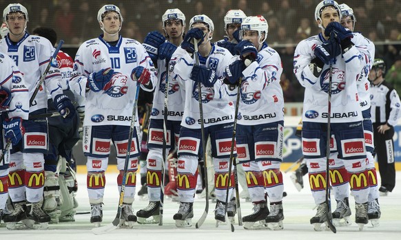 Die enttaeuschten Spieler der ZSC Lions nach der 3:0 Niederlage gegen den SC Bern im vierten Playoff-Viertelfinalspiel der National League A zwischen dem SC Bern und den ZSC Lions am Donnerstag, 10. M ...