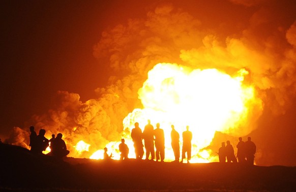 Die Taliban haben die Tanklastwagen offenbar in der Nacht in Brand gesetzt.