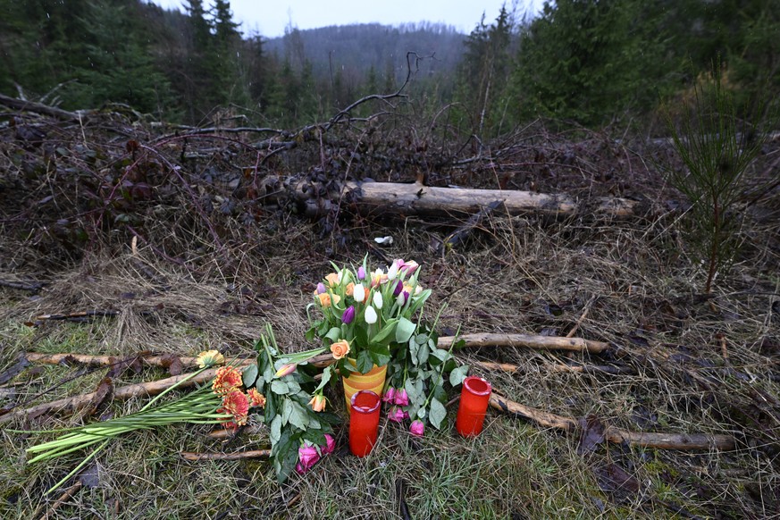 14.03.2023, Nordrhein-Westfalen, Freudenberg: Blumen und Kerzen wurden am Fundort des get�teten M�dchens Luise niedergelegt. Bei der Obduktion der Leiche sind zahlreiche Messerstiche festgestellt word ...