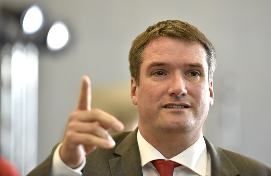 Christian Levrat, sortant et candidat PS pour le Conseil des Etats, parle lors de la journee des resultats des elections federales ce dimanche 18 octobre 2015 a Fribourg. (KEYSTONE/Christian Brun)