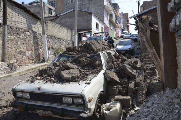 Das Erdbeben brachte in Chilpancingo eine Mauer zum Einsturz, die auf ein parkiertes Auto fiel.