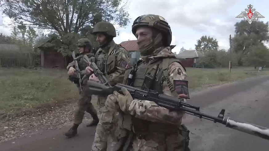 Nachrichten Linkding In this photo taken from video released by the Russian Defense Ministry on Thursday, Oct. 24, 2024, Russian soldiers patrol a village in the Russian - Ukrainian border area in ??the Kursk region, Russ ...