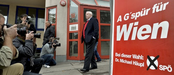 Der amtierende Wiener Bürgermeister Michael Häupl von der SPÖ nach seiner Stimmabgabe.