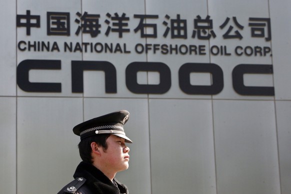 Ein Soldat vor dem Hauptsitz des chinesischen Ölkonzerns CNOOC. &nbsp;