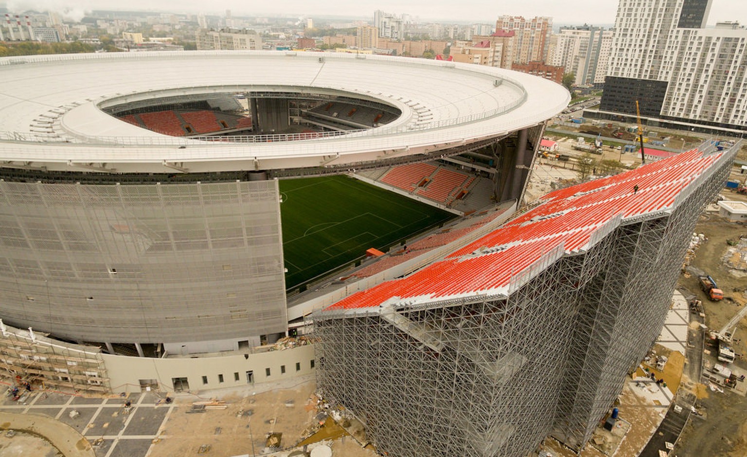 Das WM-Stadion von Jekaterinburg wird derzeit «neu» gebaut – mit Stahlrohrtribünen.&nbsp;