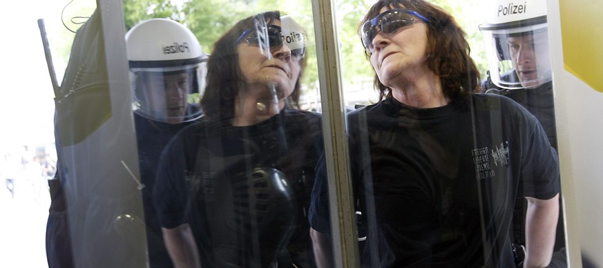 Die Linksaktivistin Andrea Stauffacher, wird von der Polizei verhaftet, am Samstag, 3. Mai 2008 in Zuerich. Rund 20 Personen sind am Samstagnachmittag in der Stadt Zuerich dem Aufruf des Revolutionaer ...