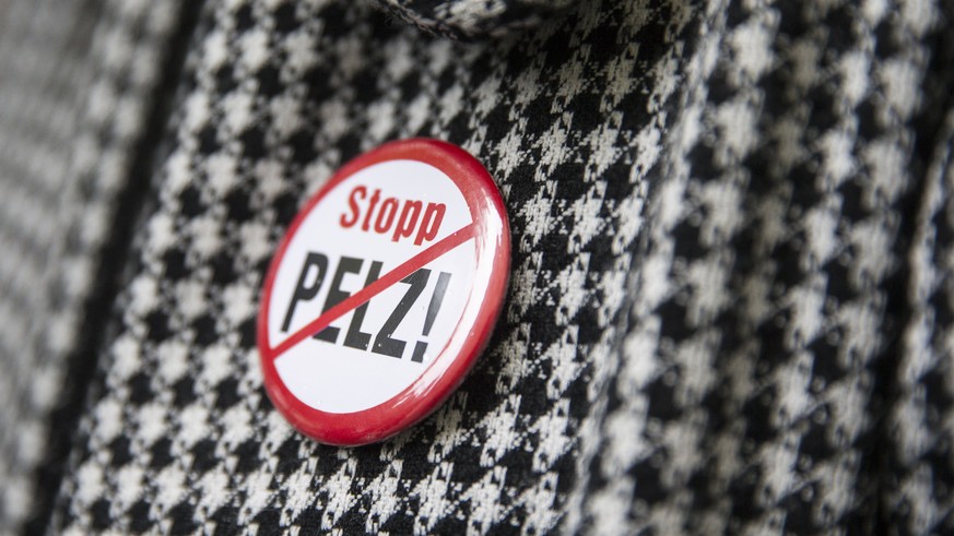 Ein Button mit der Aufschrift &quot;Stopp Pelz&quot; haengt an einem Mantel eines Komiteemitglieds bei der Uebergabe der Unterschriften fuer die Petition &quot;Importverbot fuer tierquaelerisch herges ...