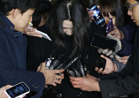 Cho Hyun Anh belagert von den Medien.