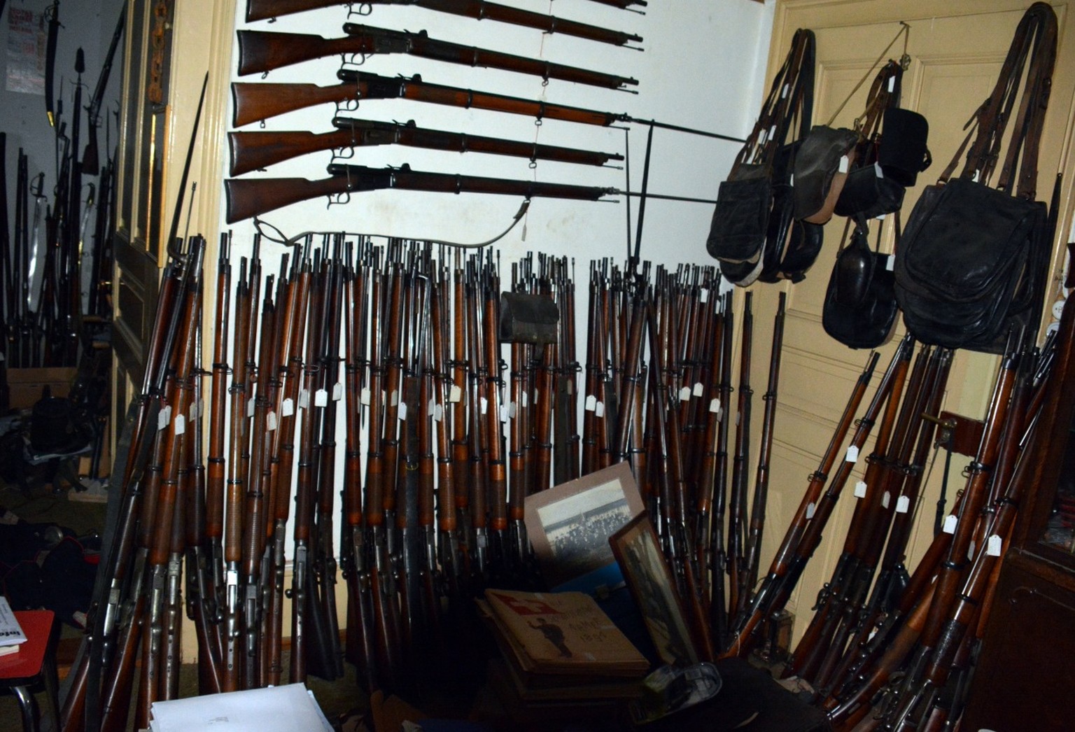 Auf einem von der Polizei veröffentlichten Foto aus dem Haus sind vor allem alte Karabiner und Militaria zu sehen.