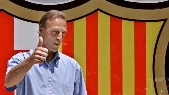 FC Barcelonas new assistant coach Johan Neeskens, from The Netherlands, gives the thumb up during his presentation ceremony after signing a three-year contract with the Spanish first divison club at C ...