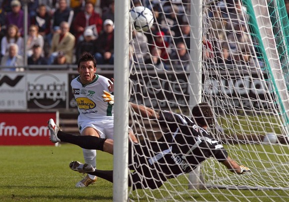 Francisco Aguirre de Yverdon, gauche, marque le deuxieme but de son club contre le guardien de Xamax Jean-Francois Bedenik, lors de la rencontre de football de superleague entre Yverdon-Sport FC et FC ...