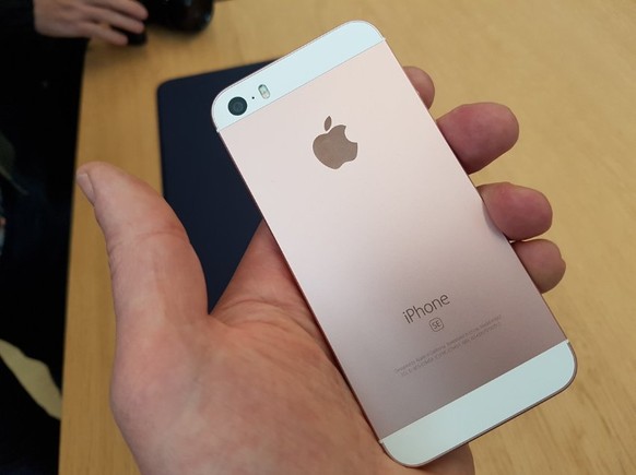 IPhone SE / Hands-On: Die Metallrückseite wird oben und unten von farbig abgesetzten Einsätzen unterbrochen. Vermutlich liegen dahinter Antennen.