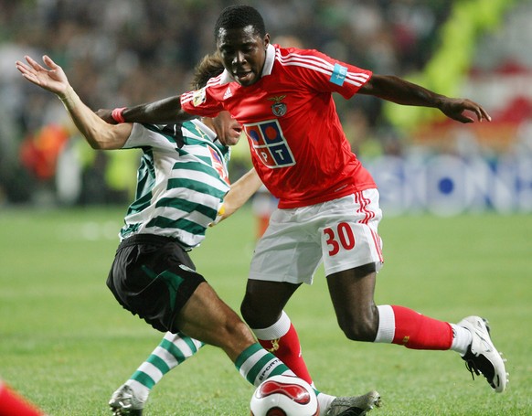 Benfica&#039;s Freddy Adu, front, fights for the ball with Sporting&#039;s Joao Moutinho during their Portuguese League soccer match Saturday, Sept. 29 2007, at Benfica&#039;s Luz stadium in Lisbon, P ...
