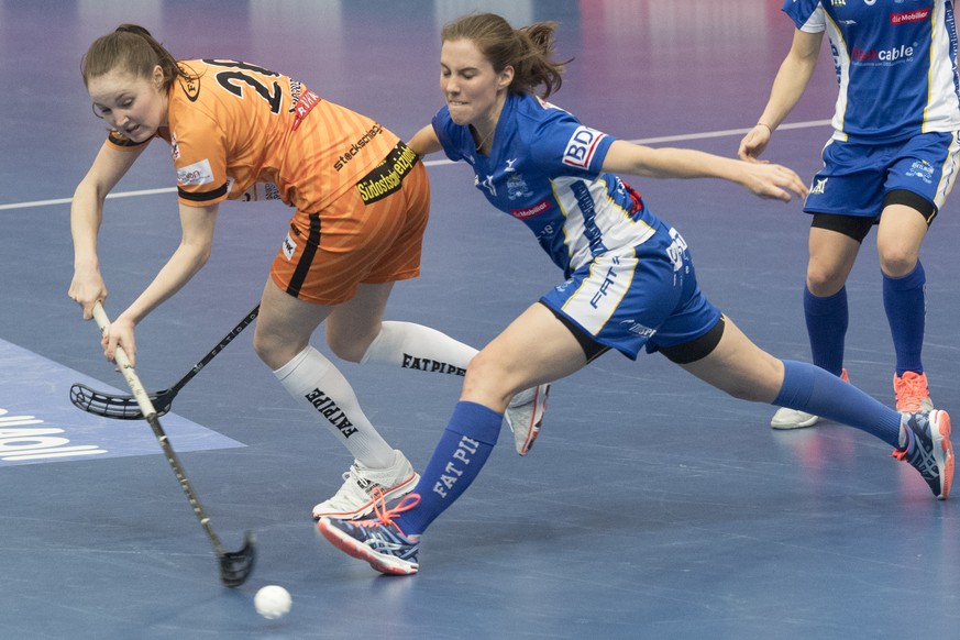 Churs Nathalie Spichiger, links, im Duell mit Dietlikons Evelyne Ackermann, rechts, im Schweizer Unihockey Cupfinal der Damen zwischen Piranha Chur und UHC Dietlikon, am Samstag, 25. Februar 2017, in  ...