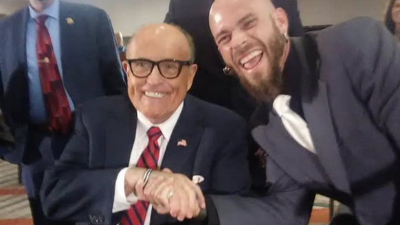 Mit Rudy Guiliani: Der &quot;Q Schamane&quot; im Anzug bei einer Veranstaltung des Trump-Anwalts im November. Das Bild postet Angeli auf seiner Facebookseite. (Quelle: Screenshot Facebook/Jake Angeli)