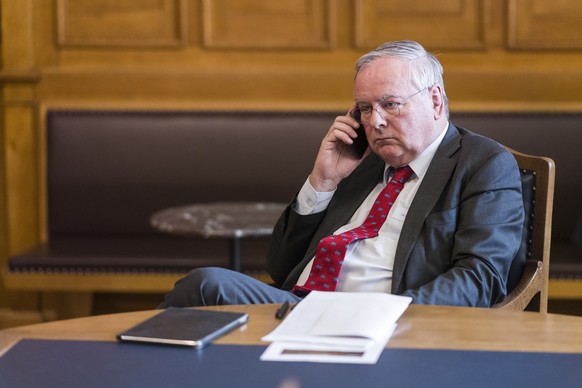 Jean-Francois Rime, SVP-FR, telefoniert im Vorzimmer des Nationalrats an der Sondersession des Nationalrats, am Dienstag, 7. Mai 2019 im Nationalrat in Bern. (KEYSTONE/Alessandro della Valle)