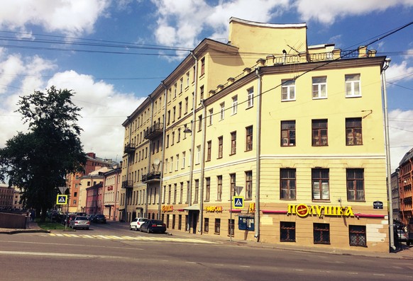 Dank Dostojewskis detaillierten Beschreibungen kann man das Haus, in dem Raskolnikow die alte Wucherin tötet, ausfindig machen. Obwohl neuerdings wieder bestritten wird, dass dies das richtige Haus is ...