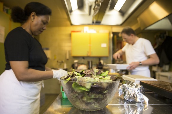 ZUR ARBEIT DER SCHWEIZER TAFEL STELLEN WIR IHNEN AM DONNERSTAG, 14. MAI 2015, FOLGENDES NEUES BILDMATERIAL ZUR VERFUEGUNG --- Koeche des Familientreffs Bern kochen ein Mittagsessen fuer Beduerftige, a ...