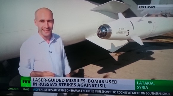 Gazdiev führt eine lasergelenkte Rakete bei «Russia Today» vor.