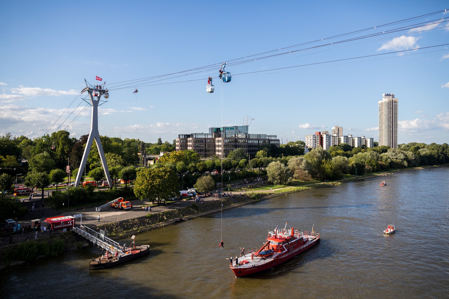 Ein Mann wird am 30.07.2017 in Koeln (Nordrhein-Westfalen) ueber dem Rhein aus einer Gondel abgeseilt. Eine Gondel der ueber den Rhein fuehrenden Koelner Seilbahn hat sich am Sonntag an einer Seilbahn ...